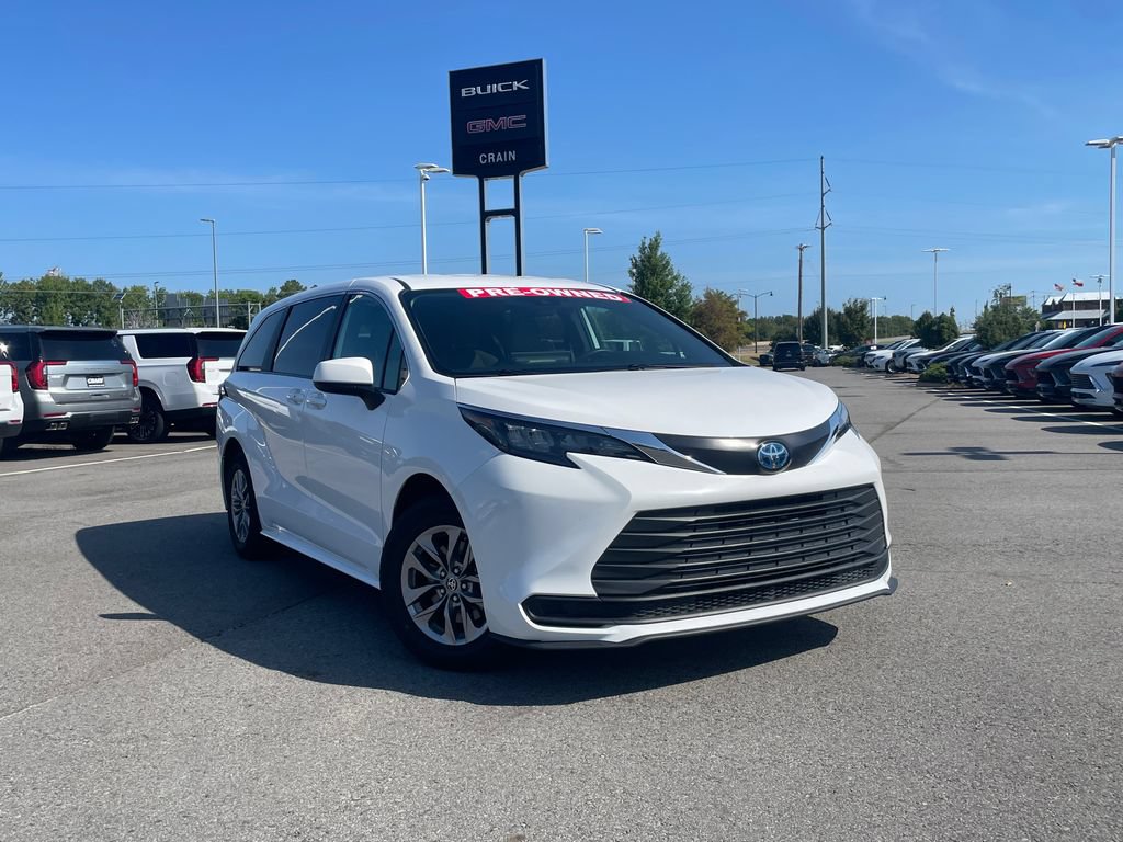 Used 2025 Toyota Sienna LE FWD image 2