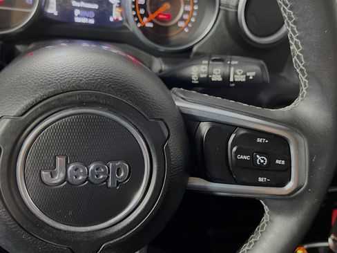 Used 2018 Jeep Wrangler Unlimited Sahara image 20