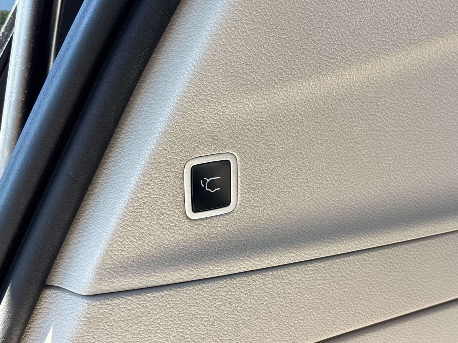 Used 2023 Chrysler Pacifica Limited w/ Uconnect Theater Family Group FWD image 19