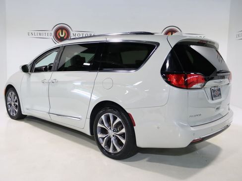 Used 2019 Chrysler Pacifica Limited w/ Tire & Wheel Group FWD image 3
