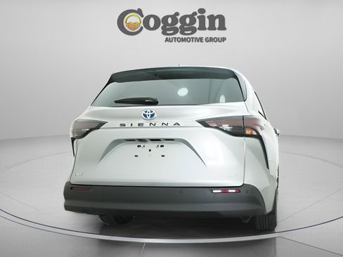 Used 2025 Toyota Sienna XLE image 13