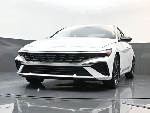 Certified 2025 Hyundai Elantra Sport image 26