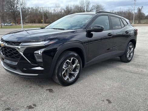 Used 2025 Chevrolet Trax LT image 1