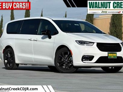 New 2026 Chrysler Pacifica Select