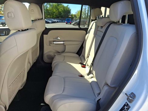 Used 2025 Mercedes-Benz GLB 250 4MATIC image 4