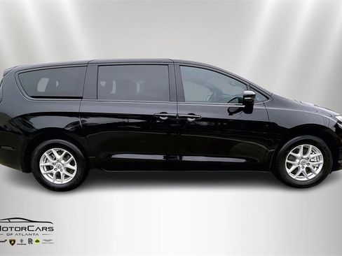Used 2025 Chrysler Pacifica Select image 6