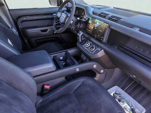 Used 2023 Land Rover Defender 110 V8 image 32