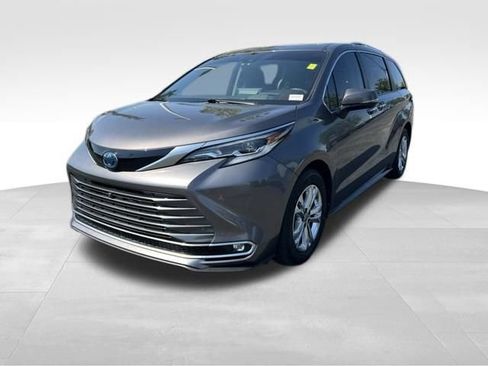 Used 2022 Toyota Sienna Platinum AWD/4WD image 3