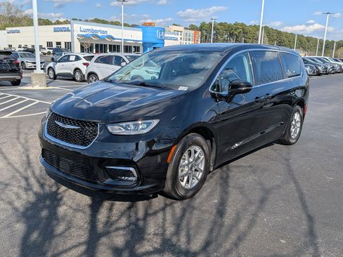 Used 2024 Chrysler Pacifica Touring-L image 7