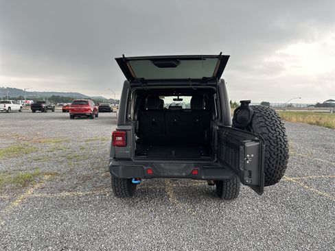 Used 2023 Jeep Wrangler Unlimited Rubicon 4xe w/ Cold Weather Group AWD/4WD image 5
