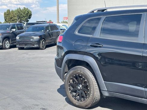 Used 2019 Jeep Cherokee Trailhawk AWD/4WD image 3
