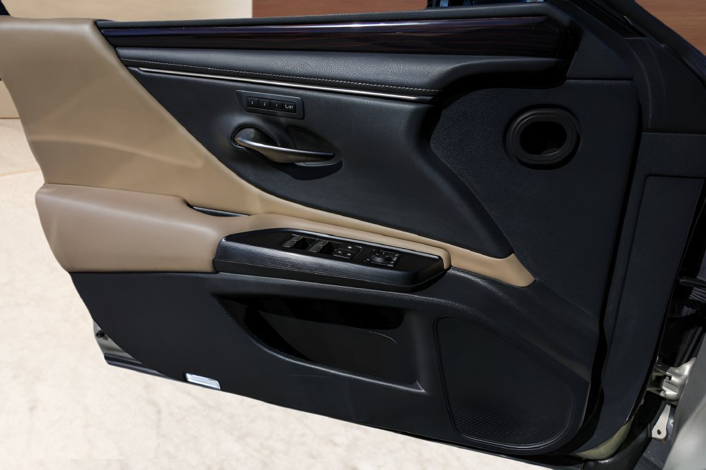 Used 2021 Lexus ES 300h w/ Premium Package FWD image 21