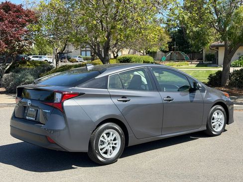 Used 2022 Toyota Prius LE image 5