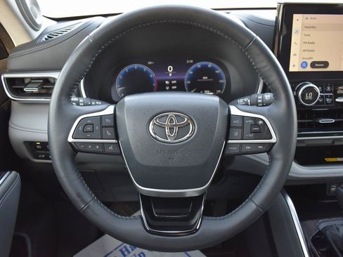 Used 2024 Toyota Highlander Platinum image 21