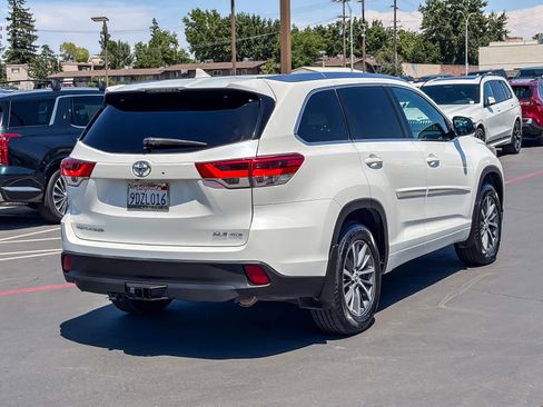 Used 2017 Toyota Highlander XLE AWD/4WD image 4