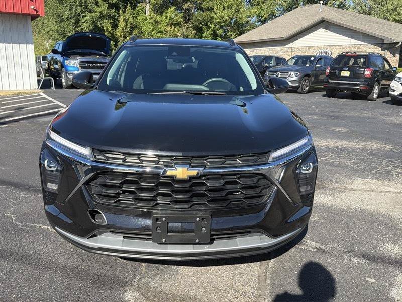 Used 2024 Chevrolet Trax LT FWD image 2