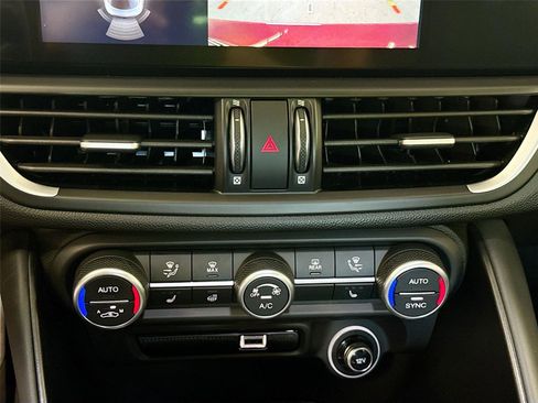 Used 2023 Alfa Romeo Giulia Veloce RWD image 16