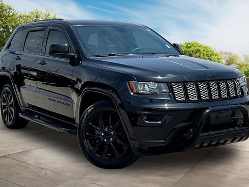 Used 2017 Jeep Grand Cherokee Altitude AWD/4WD image 11