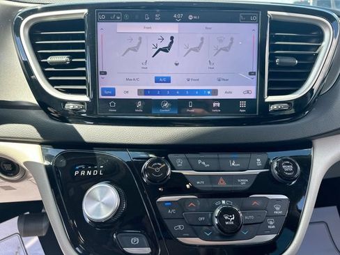 Used 2024 Chrysler Pacifica Touring-L FWD image 20