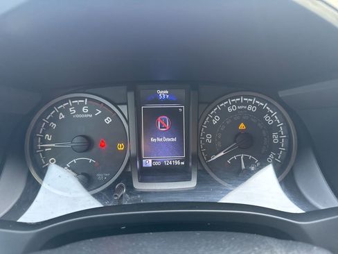 Used 2017 Toyota Tacoma TRD Off-Road image 3