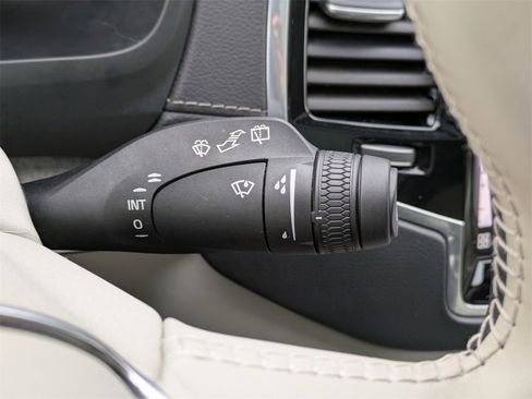 Certified 2025 Volvo XC90 B6 Ultra w/ Lounge Package image 38