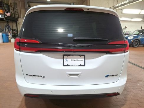 Used 2024 Chrysler Pacifica Select image 6