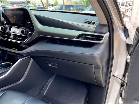 Used 2023 Toyota Highlander XLE image 19