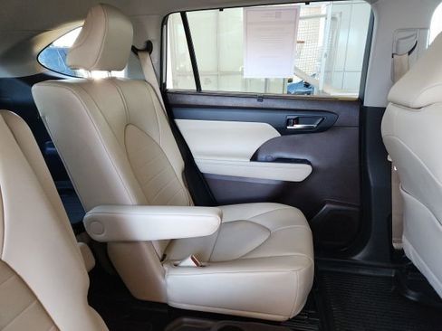 Certified 2021 Toyota Highlander XLE image 26