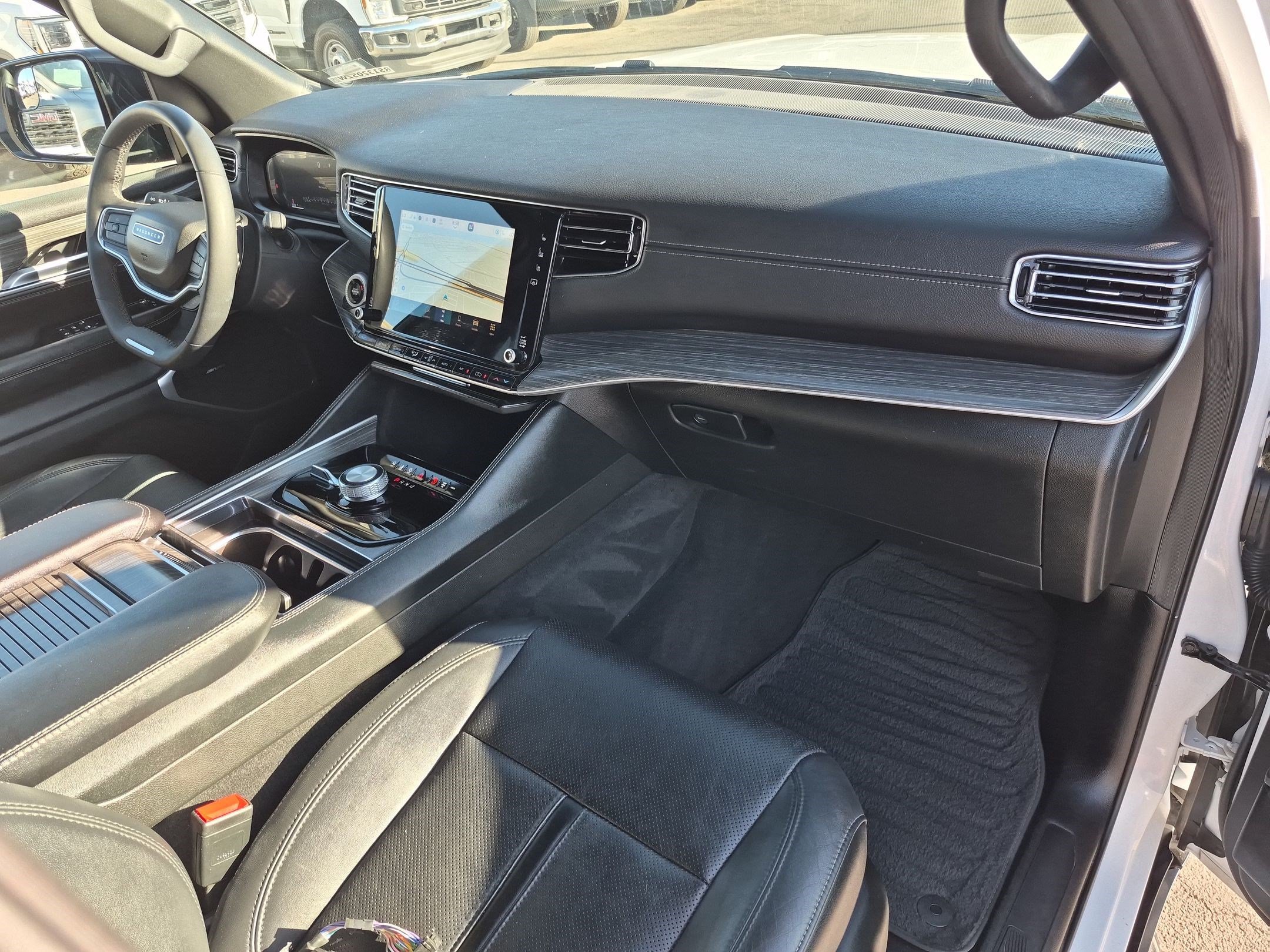 Used 2024 Jeep Wagoneer L Series II w/ Flexible Seating Group AWD/4WD image 34