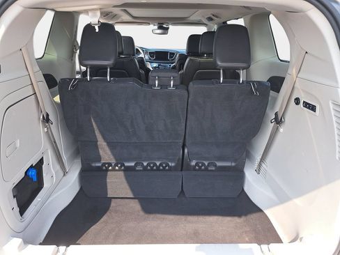 Used 2018 Chrysler Pacifica Limited w/ Advanced Safetytec Group FWD image 14