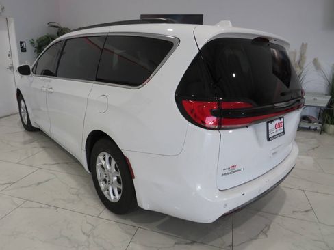 Used 2022 Chrysler Pacifica Touring-L FWD image 5