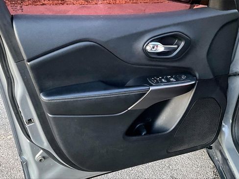 Used 2019 Jeep Cherokee Latitude Plus w/ Cold Weather Group image 23