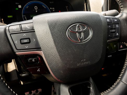 Used 2025 Toyota Camry SE w/ Convenience Package FWD image 30