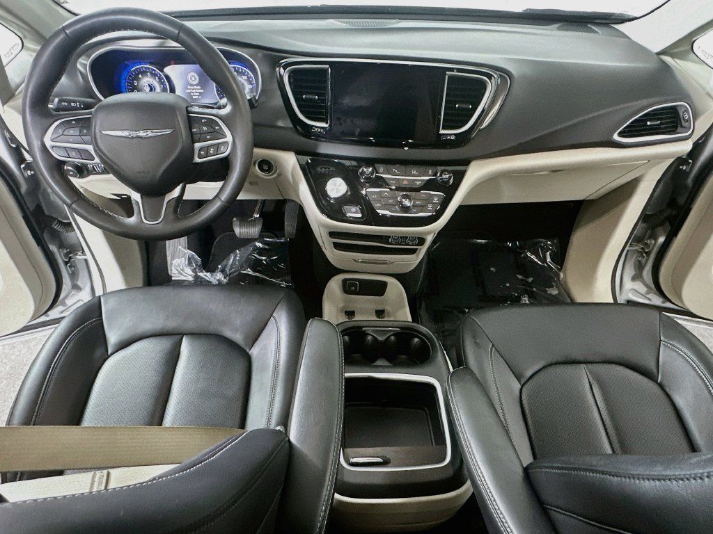 Used 2024 Chrysler Pacifica Touring-L FWD image 18