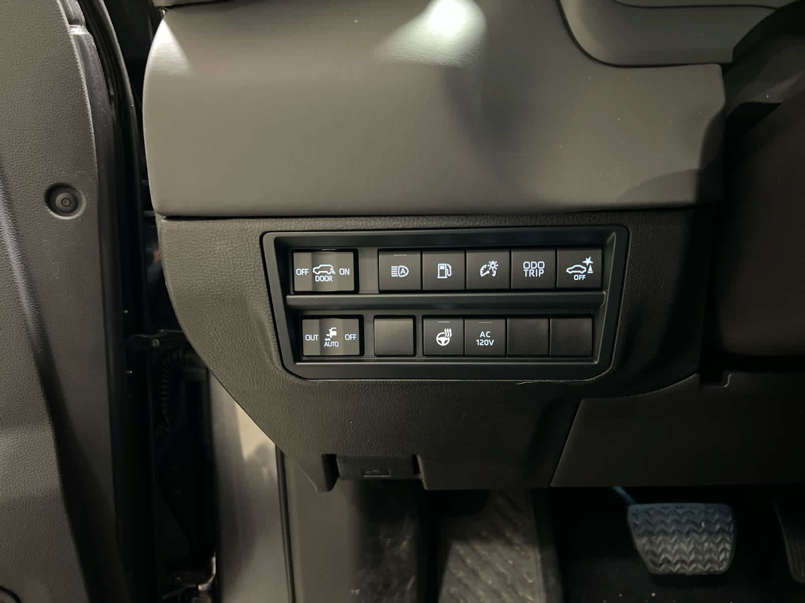 Used 2025 Toyota Sequoia Platinum AWD/4WD image 20