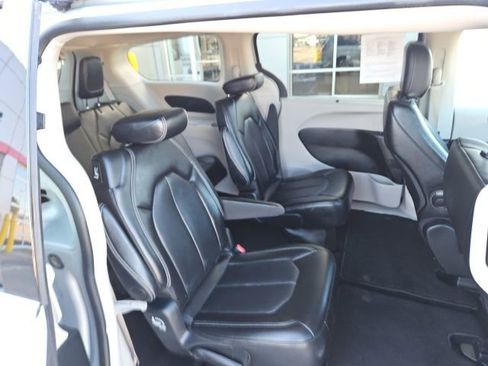 Used 2024 Chrysler Pacifica Touring-L image 27