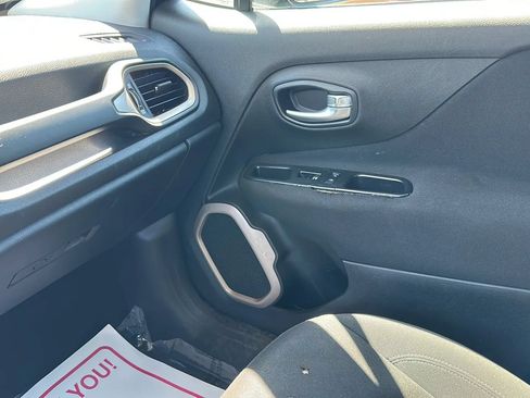 Used 2015 Jeep Renegade Latitude w/ Popular Equipment Group FWD image 23