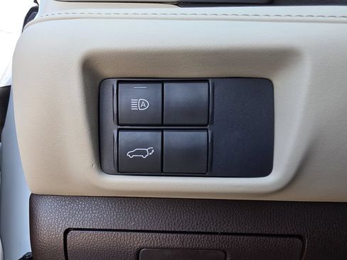 Used 2021 Toyota Highlander XLE AWD/4WD image 34