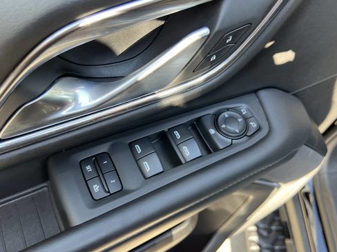 Used 2022 Chevrolet Suburban Z71 image 16