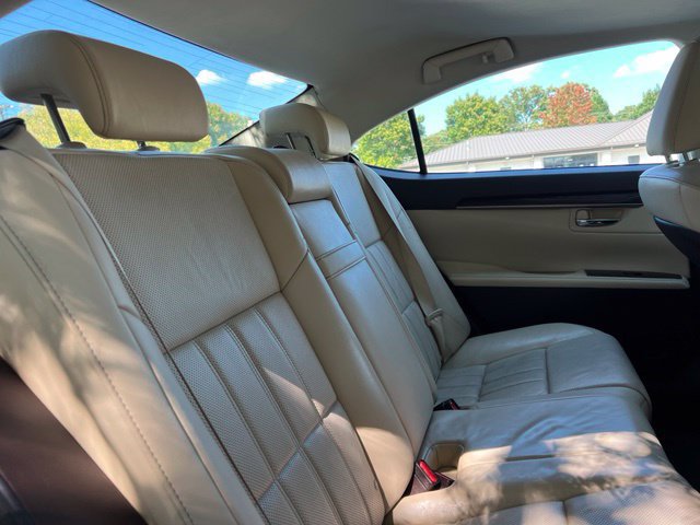 Used 2016 Lexus ES 350 w/ Luxury Package w/Wood Trim FWD image 19