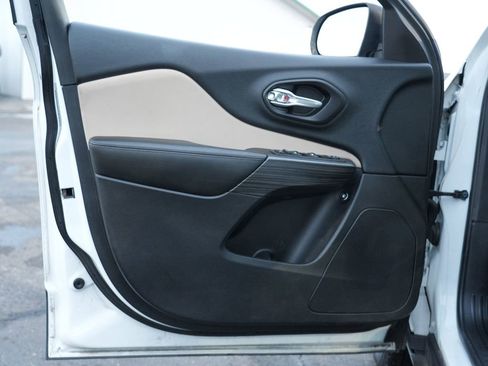 Used 2017 Jeep Cherokee Sport image 14