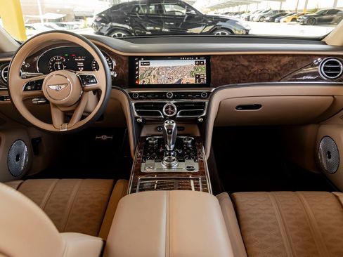 Used 2025 Bentley Flying Spur Plug-In Hybrid AWD/4WD image 4