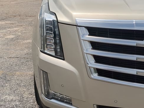 Used 2017 Cadillac Escalade ESV Luxury RWD image 8