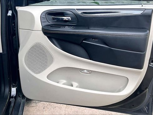 Used 2020 Dodge Grand Caravan SXT image 22