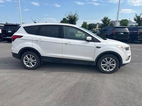 Used 2019 Ford Escape SE FWD image 2