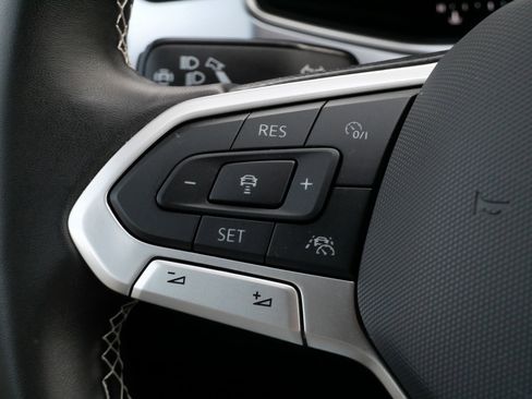 Certified 2025 Volkswagen Taos SE image 26