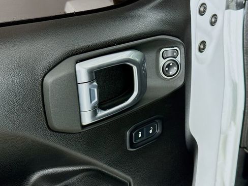 Used 2022 Jeep Gladiator Willys image 17