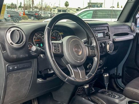 Used 2015 Jeep Wrangler Rubicon w/ Power Convenience Group image 9