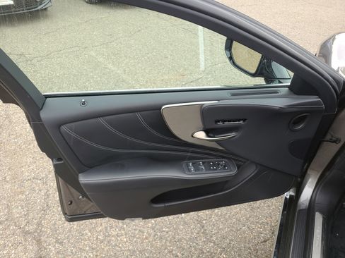 Used 2022 Lexus LS 500h AWD w/ Luxury Package image 15