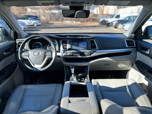 Used 2017 Toyota Highlander XLE image 18